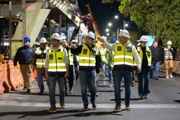 Avanza distribuidor Eréndira; supervisa Ramírez Bedolla colocación de última trabe en puente sur 